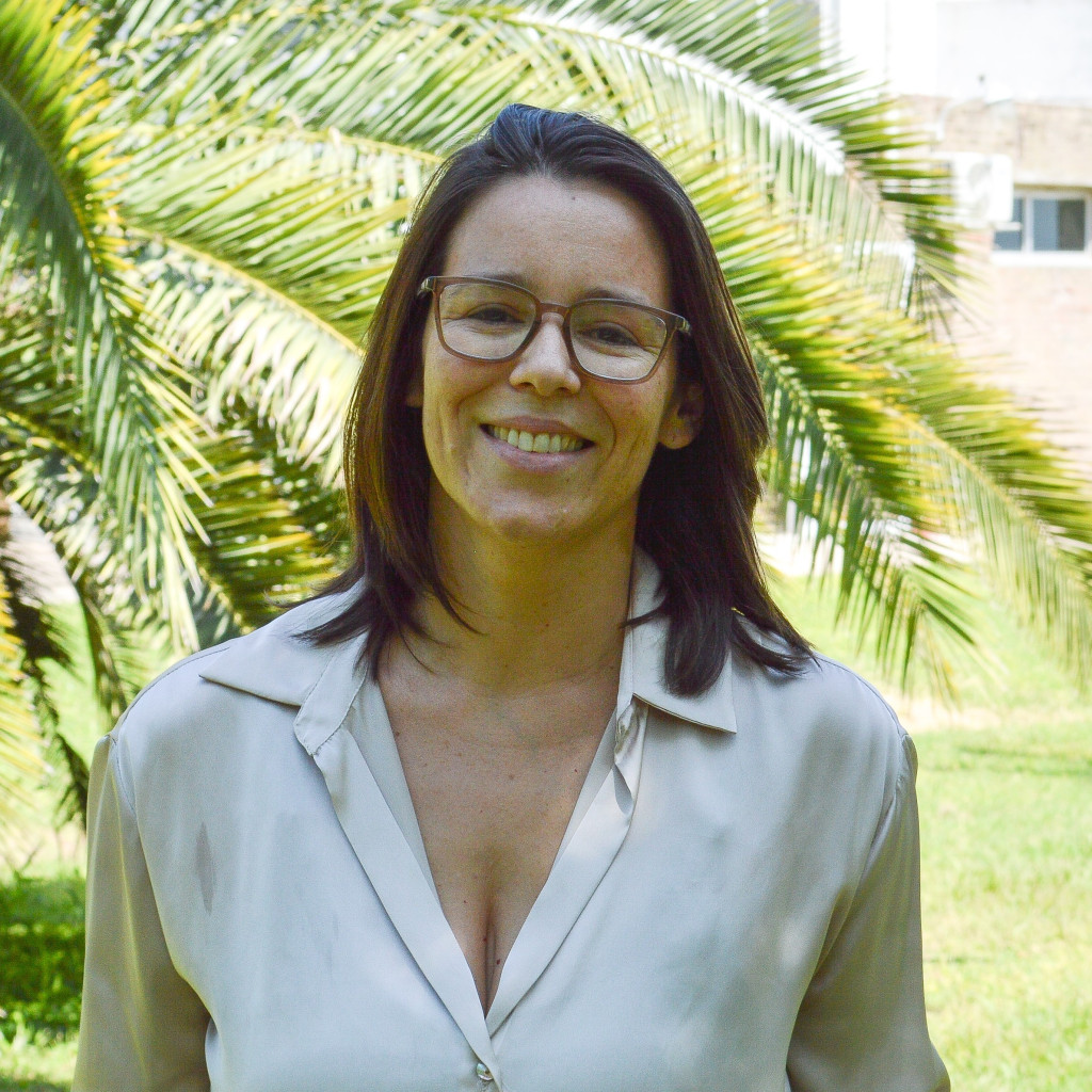 Dra. Melisa Frisoli. Foto de frente. Mujer sonriendo, de lentes. Pelo castaño oscuro.